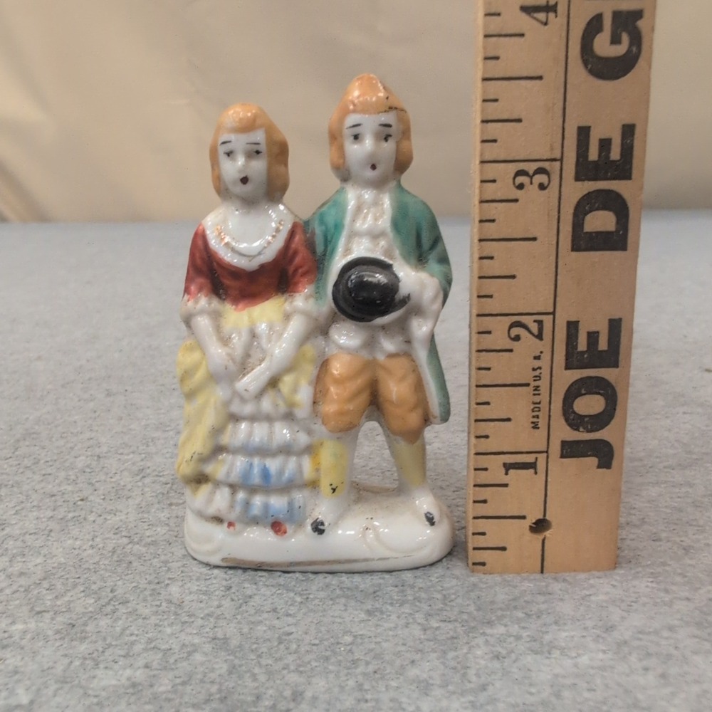 Vintage Porcelain Colonial Couple Figurine Made in Japan Hand Painted - Picture 5 of 5